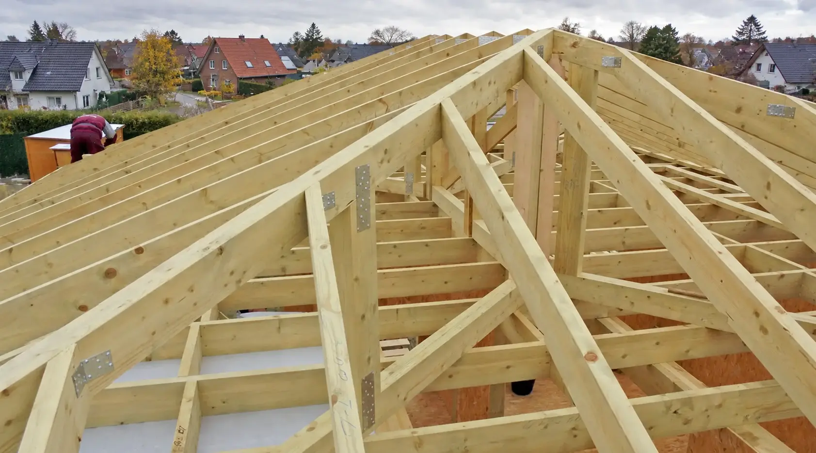 Montierte Holzdachkonstruktion eines Wohnhauses